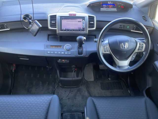 ホンダ フリード スパイク ハイブリット ジャストセレクション 熊本県 2013(平25)年 8万km プレミアムスパークルブラックパール (株)IDOMが運営する【じしゃロン熊本店】の自社ローン対象車両になります。こちらは現金ご利用時の価格です。/自社ローンご希望の方は別途その旨お申付け下さい。/純正ナビ（ＶＸＭ－１４５ＶＳｉ）　/片側パワースライドドア　/ＥＴＣ　/クルーズコントロール　/ドライブレコーダー　/Ｗエアバッグ　/純正マット　/純正アルミ　/オートライト　/ステアリングスイッチ　/電動格納ミラー