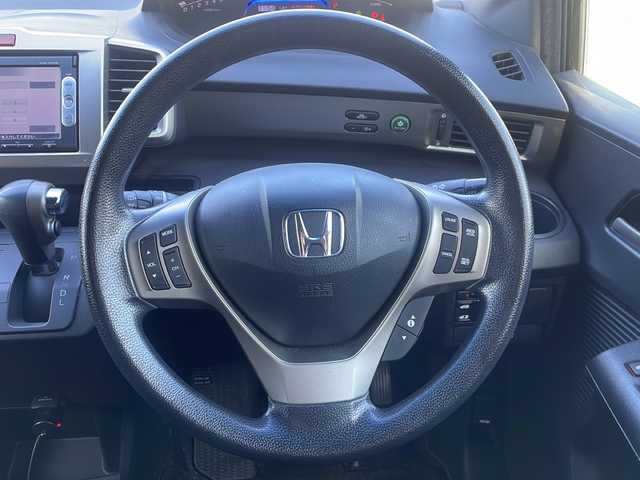 ホンダ フリード スパイク ハイブリット ジャストセレクション 熊本県 2013(平25)年 8万km プレミアムスパークルブラックパール (株)IDOMが運営する【じしゃロン熊本店】の自社ローン対象車両になります。こちらは現金ご利用時の価格です。/自社ローンご希望の方は別途その旨お申付け下さい。/純正ナビ（ＶＸＭ－１４５ＶＳｉ）　/片側パワースライドドア　/ＥＴＣ　/クルーズコントロール　/ドライブレコーダー　/Ｗエアバッグ　/純正マット　/純正アルミ　/オートライト　/ステアリングスイッチ　/電動格納ミラー