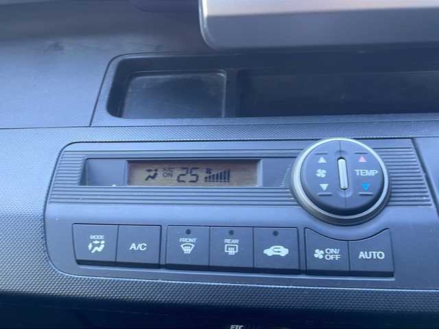 ホンダ フリード スパイク ハイブリット ジャストセレクション 熊本県 2013(平25)年 8万km プレミアムスパークルブラックパール (株)IDOMが運営する【じしゃロン熊本店】の自社ローン対象車両になります。こちらは現金ご利用時の価格です。/自社ローンご希望の方は別途その旨お申付け下さい。/純正ナビ（ＶＸＭ－１４５ＶＳｉ）　/片側パワースライドドア　/ＥＴＣ　/クルーズコントロール　/ドライブレコーダー　/Ｗエアバッグ　/純正マット　/純正アルミ　/オートライト　/ステアリングスイッチ　/電動格納ミラー