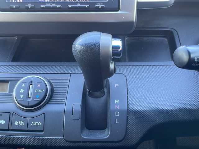 ホンダ フリード スパイク ハイブリット ジャストセレクション 熊本県 2013(平25)年 8万km プレミアムスパークルブラックパール (株)IDOMが運営する【じしゃロン熊本店】の自社ローン対象車両になります。こちらは現金ご利用時の価格です。/自社ローンご希望の方は別途その旨お申付け下さい。/純正ナビ（ＶＸＭ－１４５ＶＳｉ）　/片側パワースライドドア　/ＥＴＣ　/クルーズコントロール　/ドライブレコーダー　/Ｗエアバッグ　/純正マット　/純正アルミ　/オートライト　/ステアリングスイッチ　/電動格納ミラー