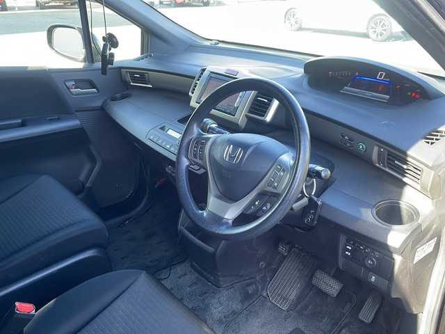 ホンダ フリード スパイク ハイブリット ジャストセレクション 熊本県 2013(平25)年 8万km プレミアムスパークルブラックパール (株)IDOMが運営する【じしゃロン熊本店】の自社ローン対象車両になります。こちらは現金ご利用時の価格です。/自社ローンご希望の方は別途その旨お申付け下さい。/純正ナビ（ＶＸＭ－１４５ＶＳｉ）　/片側パワースライドドア　/ＥＴＣ　/クルーズコントロール　/ドライブレコーダー　/Ｗエアバッグ　/純正マット　/純正アルミ　/オートライト　/ステアリングスイッチ　/電動格納ミラー