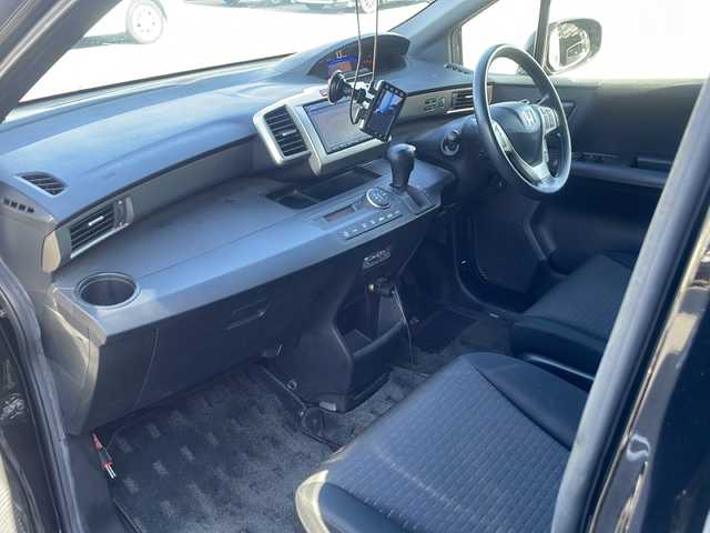 ホンダ フリード スパイク ハイブリット ジャストセレクション 熊本県 2013(平25)年 8万km プレミアムスパークルブラックパール (株)IDOMが運営する【じしゃロン熊本店】の自社ローン対象車両になります。こちらは現金ご利用時の価格です。/自社ローンご希望の方は別途その旨お申付け下さい。/純正ナビ（ＶＸＭ－１４５ＶＳｉ）　/片側パワースライドドア　/ＥＴＣ　/クルーズコントロール　/ドライブレコーダー　/Ｗエアバッグ　/純正マット　/純正アルミ　/オートライト　/ステアリングスイッチ　/電動格納ミラー