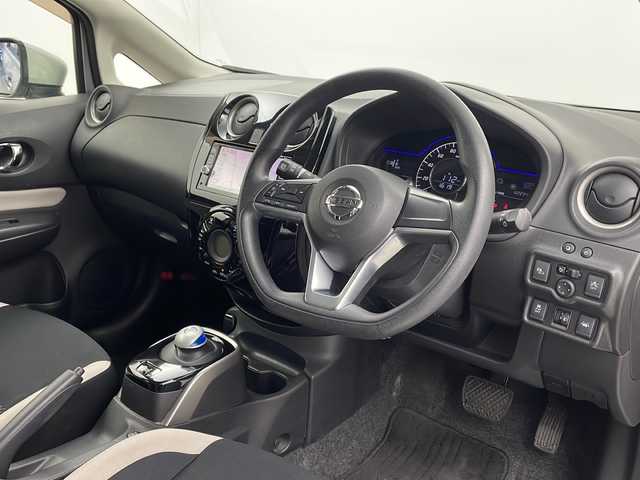 日産 ノート e－パワー ニスモ 栃木県 2017(平29)年 6.3万km ブリリアントシルバー 純正ナビ/（BT/CD/DVD/フルセグ/AM/FM）/全周囲カメラ/バック/サイド/フロントカメラ/衝突軽減システム/車線逸脱抑制機能/横滑り防止/ETC/ドライブレコーダー/純正アルミホイール/純正フロアマット/電動格納ミラー/ステアリングスイッチ/ドアバイザー/プッシュスタート/スマートキー/スペアキー