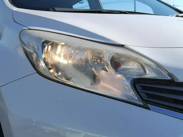 日産 ノート メダリスト 茨城県 2013(平25)年 4.4万km ブリリアントホワイトパール 純正ナビ/【ラジオ・TV・DISC・SD・ウォークマン・iPod・BT】/ETC/全方位カメラ/前方ドラレコ/アイドリングストップ/オートライト/ハロゲンライト/ヘッドライトレベライザー/オートエアコン/プッシュスタート/スマートキー/純正フロアマット/純正ホイールカバー