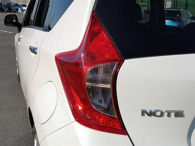 日産 ノート メダリスト 茨城県 2013(平25)年 4.4万km ブリリアントホワイトパール 純正ナビ/【ラジオ・TV・DISC・SD・ウォークマン・iPod・BT】/ETC/全方位カメラ/前方ドラレコ/アイドリングストップ/オートライト/ハロゲンライト/ヘッドライトレベライザー/オートエアコン/プッシュスタート/スマートキー/純正フロアマット/純正ホイールカバー