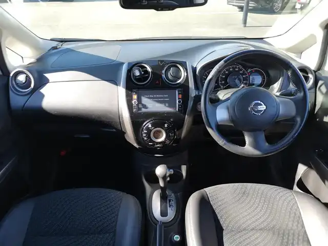 日産 ノート メダリスト 茨城県 2013(平25)年 4.4万km ブリリアントホワイトパール 純正ナビ/【ラジオ・TV・DISC・SD・ウォークマン・iPod・BT】/ETC/全方位カメラ/前方ドラレコ/アイドリングストップ/オートライト/ハロゲンライト/ヘッドライトレベライザー/オートエアコン/プッシュスタート/スマートキー/純正フロアマット/純正ホイールカバー