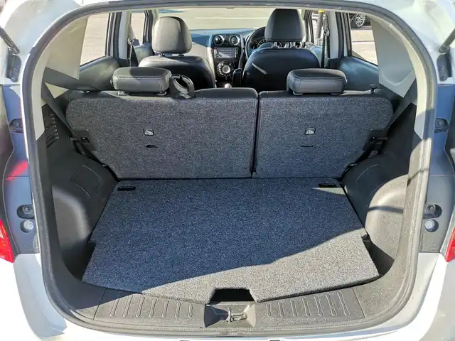 日産 ノート メダリスト 茨城県 2013(平25)年 4.4万km ブリリアントホワイトパール 純正ナビ/【ラジオ・TV・DISC・SD・ウォークマン・iPod・BT】/ETC/全方位カメラ/前方ドラレコ/アイドリングストップ/オートライト/ハロゲンライト/ヘッドライトレベライザー/オートエアコン/プッシュスタート/スマートキー/純正フロアマット/純正ホイールカバー