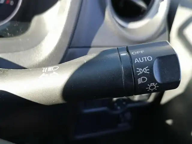 日産 ノート メダリスト 茨城県 2013(平25)年 4.4万km ブリリアントホワイトパール 純正ナビ/【ラジオ・TV・DISC・SD・ウォークマン・iPod・BT】/ETC/全方位カメラ/前方ドラレコ/アイドリングストップ/オートライト/ハロゲンライト/ヘッドライトレベライザー/オートエアコン/プッシュスタート/スマートキー/純正フロアマット/純正ホイールカバー