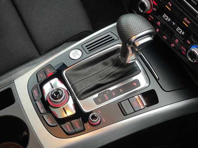 アウディ Ａ４ アバント 2．0 TFSI 山梨県 2015(平27)年 3.6万km グレイシアホワイトメタリック 純正HDDナビ/サンルーフ/Sラインパッケージ/バックカメラ/前席シートヒーター/前席パワーシート/オートライト/HID　アイドリングストップ/パドルシフト/ハーフレザーシート/スペアキー/スマートキー/クルーズコントロール/コーナーセンサー/新車保証書/取扱説明書