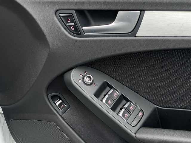 アウディ Ａ４ アバント 2．0 TFSI 山梨県 2015(平27)年 3.6万km グレイシアホワイトメタリック 純正HDDナビ/サンルーフ/Sラインパッケージ/バックカメラ/前席シートヒーター/前席パワーシート/オートライト/HID　アイドリングストップ/パドルシフト/ハーフレザーシート/スペアキー/スマートキー/クルーズコントロール/コーナーセンサー/新車保証書/取扱説明書