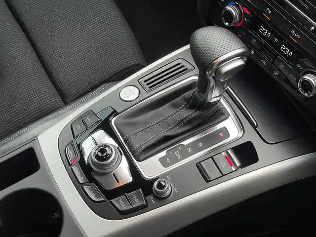 アウディ Ａ４ アバント 2．0 TFSI 山梨県 2015(平27)年 3.6万km グレイシアホワイトメタリック 純正HDDナビ/サンルーフ/Sラインパッケージ/バックカメラ/前席シートヒーター/前席パワーシート/オートライト/HID　アイドリングストップ/パドルシフト/ハーフレザーシート/スペアキー/スマートキー/クルーズコントロール/コーナーセンサー/新車保証書/取扱説明書