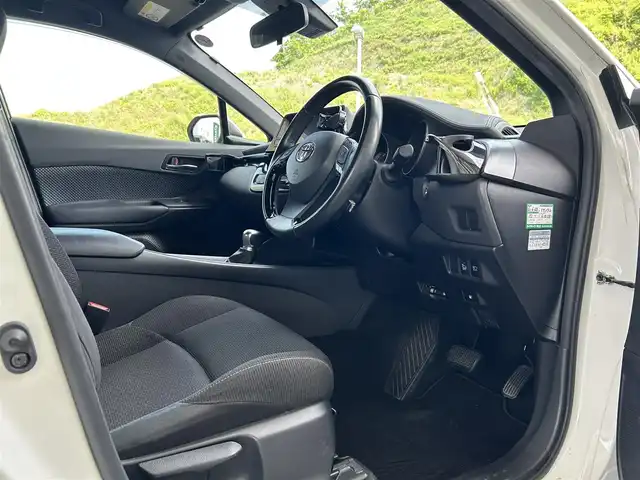 トヨタ Ｃ－ＨＲ S LEDパッケージ 福島県 2018(平30)年 6.6万km ホワイトパールクリスタルシャイン 登録時走行距離：65897km/社外SDナビ/ (BT/フルセグTV/CD/DVD/HDMI/SD/AM/FM)/バックカメラ/プッシュスタート/ビルトインETC/クルーズコントロール/ステアリングスイッチ/電動格納ミラー/ウィンカーミラー/フロアマット/オートライト/オートマチックハイビーム/LEDヘッドライト/純正17インチAW/横滑り防止装置/レーンキープアシスト/車両接近通報装置/スマートキー/スペアキー×１/保証書/取扱説明書