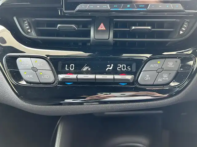 トヨタ Ｃ－ＨＲ S LEDパッケージ 福島県 2018(平30)年 6.6万km ホワイトパールクリスタルシャイン 登録時走行距離：65897km/社外SDナビ/ (BT/フルセグTV/CD/DVD/HDMI/SD/AM/FM)/バックカメラ/プッシュスタート/ビルトインETC/クルーズコントロール/ステアリングスイッチ/電動格納ミラー/ウィンカーミラー/フロアマット/オートライト/オートマチックハイビーム/LEDヘッドライト/純正17インチAW/横滑り防止装置/レーンキープアシスト/車両接近通報装置/スマートキー/スペアキー×１/保証書/取扱説明書