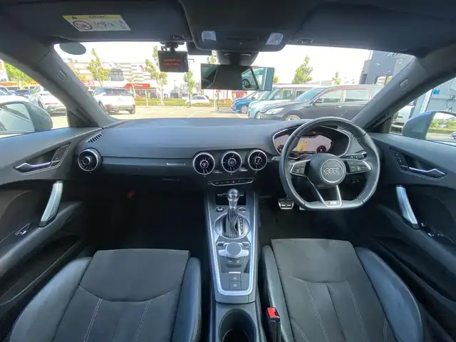アウディ ＴＴクーペ 2．0 TFSI クワトロ 福岡県 2018(平30)年 3.2万km デイトナグレーパールエフェクト ・クルーズコントロール/・ナビ／ＵＳＢ／Ｂｌｕｅｔｏｏｔｈ/・バックカメラ/・ハーフレザーシート/・ドライブレコーダー/・フルセグテレビ/・ＥＴＣ/・純正１８インチＡＷ/・電動リアスポイラー/・AutoHOLD／電子パーキング