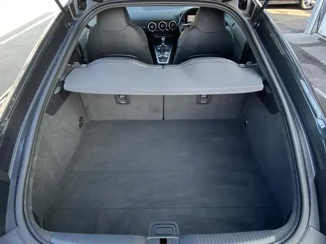 アウディ ＴＴクーペ 2．0 TFSI クワトロ 福岡県 2018(平30)年 3.2万km デイトナグレーパールエフェクト ・クルーズコントロール/・ナビ／ＵＳＢ／Ｂｌｕｅｔｏｏｔｈ/・バックカメラ/・ハーフレザーシート/・ドライブレコーダー/・フルセグテレビ/・ＥＴＣ/・純正１８インチＡＷ/・電動リアスポイラー/・AutoHOLD／電子パーキング