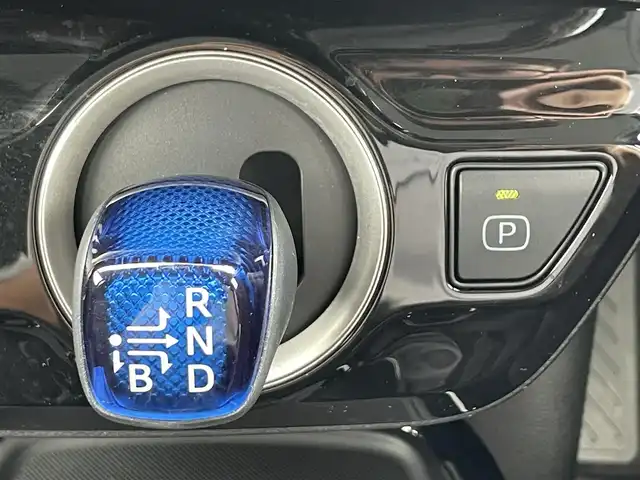 トヨタ プリウス ＰＨＶ A 滋賀県 2021(令3)年 0.5万km プラチナホワイトパールマイカ ワンオーナー/純正８型ディスプレイ/・Bluetooth/フルセグ/・Mira Cast/パノラミックビューモニター/ステアリングリモコン/革巻きステアリング/ステアリングヒーター/ビルトインETC2.0/AC100V/前席シートヒーター/運転席パワーシート/ヘッドアップディスプレイ/パーキングアシスト/LEDオートライト/フォグライト/オートハイビーム/トヨタセーフティセンス/・プリクラッシュセーフティ/・ブラインドスポットモニター/・レーントレーシングアシスト/・クリアランスソナー/・パーキングサポートブレーキ/・ふらつき検知/・ロードサインアシスト/スマートキー