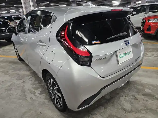 トヨタ アクア Z 兵庫県 2022(令4)年 5.5万km シルバーM 純正10.5型ナビ/バックカメラ/ビルトインETC2.0/レーダークルーズコントロール/コーナーセンサー/セーフティセンス/・衝突被害軽減ブレーキ/・車線逸脱防止支援システム/・オートマチックハイビーム/・標識認識システム/前後パーキングサポートブレーキ/LEDヘッドランプ/革巻きステアリング/ステアリングヒーター/ハーフレザーシート/前席シートヒーター/運転席パワーシート/純正16インチアルミホイール/スマートキー/エンジンプッシュスタート/禁煙車