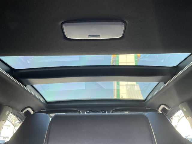 トヨタ ハリアー ハイブリッド Z レザーパッケージ 兵庫県 2024(令6)年 2.6万km プラチナホワイトパールマイカ /ワンオーナー/・OP 調光パノラマルーフ/・OP パノラミックビューモニター（床下透過表示機能）/・OP おくだけ充電/・MODELLISTAエアロパーツ（GRAN BLAZE STYLE）//フロントスポイラー（LED付）//サイドスカート//リヤスタイリングキット（リヤスカート/マフラーカッター）/・OP シグネチャーイルミグリル/・OPバックドアエアロプレート/・OP バックドアガーニッシュ/・OP 室内インテリアイルミネーション/・OP 3Dレザー調フロアマット/・OP GRスポーツサイドバイザー//ディスプレイオーディオ（コネクティッドナビ対応）Plus//12.3インチHDディスプレイ//TV/BT/USB/Miracast/Apple Car Play/HDMI//JBLサウンド//TVキャンセラー//デジタルインナーミラー（前後録画機能付）//ナノイーX//本革シート（ヒーター/ベンチレーション/電動）//ステアリングヒーター//オートLEDヘッドランプ//LEDフォグランプ//純正19インチAW//ハンズフリーパワーバックドア//カラーヘッドアップディスプレイ//PCS/LTA/BSM/RCTA/PKSB/RSA//先行車発進お知らせ/レーダークルーズコントロール//クリアランスソナー