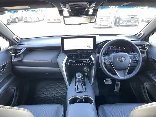 トヨタ ハリアー ハイブリッド Z レザーパッケージ 兵庫県 2024(令6)年 2.6万km プラチナホワイトパールマイカ /ワンオーナー/・OP 調光パノラマルーフ/・OP パノラミックビューモニター（床下透過表示機能）/・OP おくだけ充電/・MODELLISTAエアロパーツ（GRAN BLAZE STYLE）//フロントスポイラー（LED付）//サイドスカート//リヤスタイリングキット（リヤスカート/マフラーカッター）/・OP シグネチャーイルミグリル/・OPバックドアエアロプレート/・OP バックドアガーニッシュ/・OP 室内インテリアイルミネーション/・OP 3Dレザー調フロアマット/・OP GRスポーツサイドバイザー//ディスプレイオーディオ（コネクティッドナビ対応）Plus//12.3インチHDディスプレイ//TV/BT/USB/Miracast/Apple Car Play/HDMI//JBLサウンド//TVキャンセラー//デジタルインナーミラー（前後録画機能付）//ナノイーX//本革シート（ヒーター/ベンチレーション/電動）//ステアリングヒーター//オートLEDヘッドランプ//LEDフォグランプ//純正19インチAW//ハンズフリーパワーバックドア//カラーヘッドアップディスプレイ//PCS/LTA/BSM/RCTA/PKSB/RSA//先行車発進お知らせ/レーダークルーズコントロール//クリアランスソナー