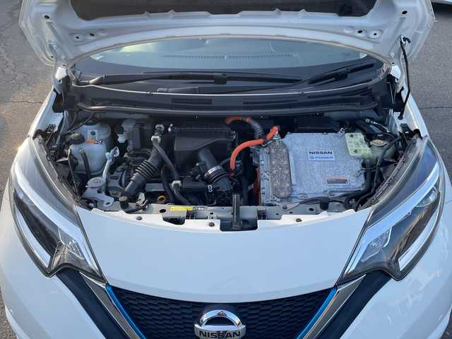 日産 ノート e－パワー B FOUR 道東・釧路十勝 2020(令2)年 0.9万km ホワイト 4WD/社外ナビ/・ワンセグ/CD/DVD/BT/ラジオ/アラウンドビューカメラ/デジタルインナーミラー/エマージェンシーブレーキ/レーンキープアシスト/プッシュスタート/スマートキー/冬タイヤ積込（スチール付）/フロアマット