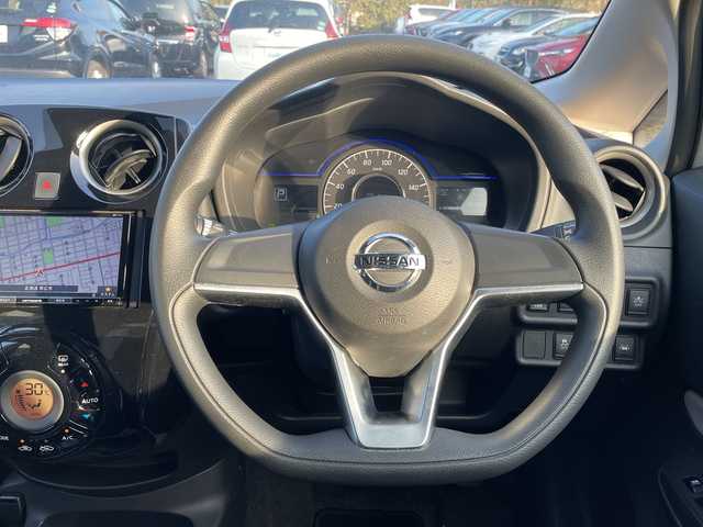 日産 ノート e－パワー B FOUR 道東・釧路十勝 2020(令2)年 0.9万km ホワイト 4WD/社外ナビ/・ワンセグ/CD/DVD/BT/ラジオ/アラウンドビューカメラ/デジタルインナーミラー/エマージェンシーブレーキ/レーンキープアシスト/プッシュスタート/スマートキー/冬タイヤ積込（スチール付）/フロアマット