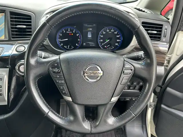 日産 エルグランド 250ハイウェイスターS 東京都 2015(平27)年 5.5万km ブリリアントホワイトパール ワンオーナー/純正メモリナビ/　フルセグTV/CD・DVD/Bluetooth/AM・FM/AUX/アラウンドビューモニター/クルーズコントロール/コーナーセンサー/ビルトインETC/パワーバックドア/センターデフロック/カーテンエアバック/ステアリングスイッチ/純正18インチアルミホイール/横滑り防止装置/純正LEDヘッドライト/フォグランプ/ドアバイザー/ウインカーミラー/プッシュスタート/スマートキー/電動格納ミラー/純正フロアマット/保証書/点検記録簿/取扱説明書