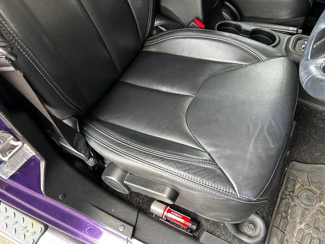 クライスラー・ジープ ジープ ラングラー アンリミテッド サハラ 富山県 2018(平30)年 5.6万km パープル ALPINE製SDナビ/フルセグTV/DVD/CD再生/AM/FMラジオ/Bluetooth接続/HDMI接続/外部入力/フリップダウンモニター/バックカメラ/サイドカメラ/前後ドラレコ/黒革シート　/D/N席シートヒーター/４WD/メッキバンパー/メッキパーツ/ダウンヒルコントロール/横滑り防止/ETC/純正18インチAW/背面タイヤ