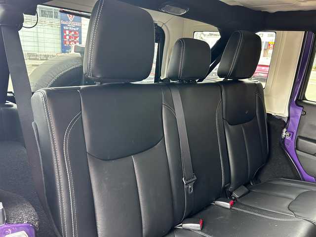 クライスラー・ジープ ジープ ラングラー アンリミテッド サハラ 富山県 2018(平30)年 5.6万km パープル ALPINE製SDナビ/フルセグTV/DVD/CD再生/AM/FMラジオ/Bluetooth接続/HDMI接続/外部入力/フリップダウンモニター/バックカメラ/サイドカメラ/前後ドラレコ/黒革シート　/D/N席シートヒーター/４WD/メッキバンパー/メッキパーツ/ダウンヒルコントロール/横滑り防止/ETC/純正18インチAW/背面タイヤ