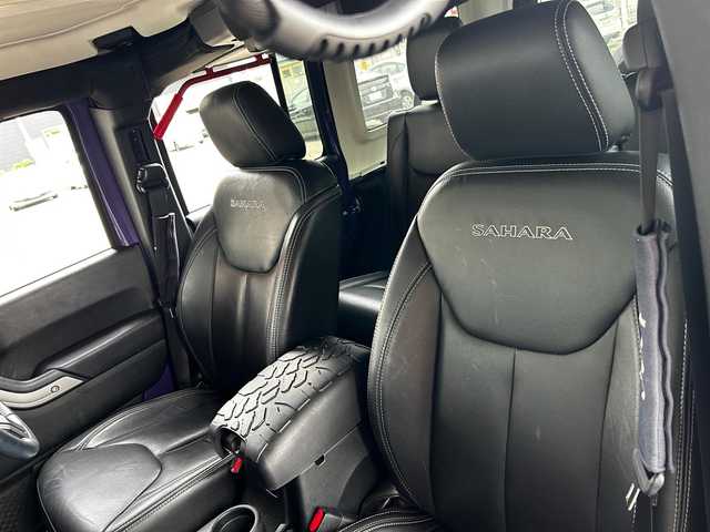 クライスラー・ジープ ジープ ラングラー アンリミテッド サハラ 富山県 2018(平30)年 5.6万km パープル ALPINE製SDナビ/フルセグTV/DVD/CD再生/AM/FMラジオ/Bluetooth接続/HDMI接続/外部入力/フリップダウンモニター/バックカメラ/サイドカメラ/前後ドラレコ/黒革シート　/D/N席シートヒーター/４WD/メッキバンパー/メッキパーツ/ダウンヒルコントロール/横滑り防止/ETC/純正18インチAW/背面タイヤ