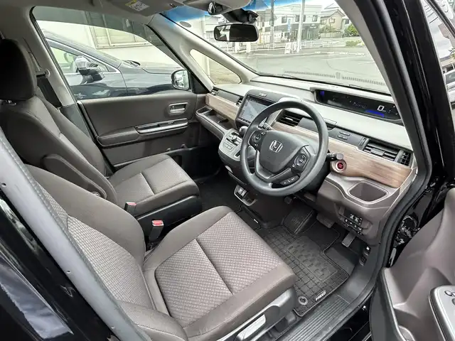 ホンダ フリード G ホンダセンシング 福島県 2021(令3)年 1.7万km クリスタルブラックパール ホンダセンシング/衝突軽減ブレーキ（CMBS）/先行車発進お知らせ機能/歩行者事故低減ステアリング/路外逸脱抑制機能/標識認識機能/渋滞追従機能付アダプティブクルーズコントロール（ACC）/車線維持支援システム（LKAS）/誤発進抑制機能/後方誤発進抑制機能/オートハイビーム/純正ナビゲーション/型番：VXM-217VFNi/【CD/DVD/SD/USB/BT/TV】/バックカメラ/ビルトインETC/両側電動スライドドア/前席シートヒーター/ステアリングリモコン/LEDオートライト/スチールホイール＋ノーマルタイヤセット車載/185/65R15/純正フロアマット/ドアバイザー