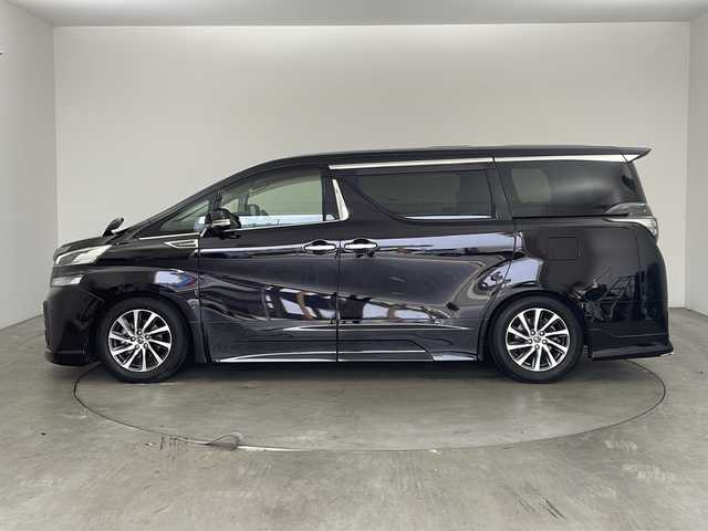 トヨタ ヴェルファイア ZA Gエディション 兵庫県 2015(平27)年 5.6万km バーニングブラッククリスタルシャインガラスフレーク ・純正ナビ/TV/Bluetooth/CD/DVD/SD/・全方位カメラ/・レーンキープアシスト/・横滑り防止装置/・前後コーナーセンサー/・クルーズコントロール/・両側パワースライドドア/・パワーバックドア/・ハーフレザーシート/・エグゼクティブシート/・ステアリングヒーター/・スマートキー/・ビルトインETC/・社外前方ドライブレコーダー/・nanoe/・メモリシート/・パワーシート/・オートマチックハイビーム/・ウッドコンビステアリング/・純正フロアマット/・フットイルミネーション/・オットマン/・社外シーケンシャルウインカー/・モデリスタエアロ/・社外車高調/・社外リアリフレクター/・純正17インチアルミホイール/・LEDオートライト/・LEDフォグランプ/・取扱説明書