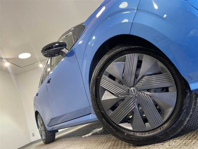 日産 ノート X 愛知県 2021(令3)年 2.7万km ビビットブルー / スーパーブラック 2トーン 純正９インチナビ/アラウンドビューモニター/衝突軽減ブレーキ/ブラインドスポットモニター/車線逸脱警報/クリアランスソナー/電動パーキングブレーキ/ワイヤレス充電/デジタルインナーミラー/ドライブレコーダー/ビルトインＥＴＣ２．０/USB＆HDMI入力端子/ＬＥＤヘッドライト/ISOFIX/純正フロアマット