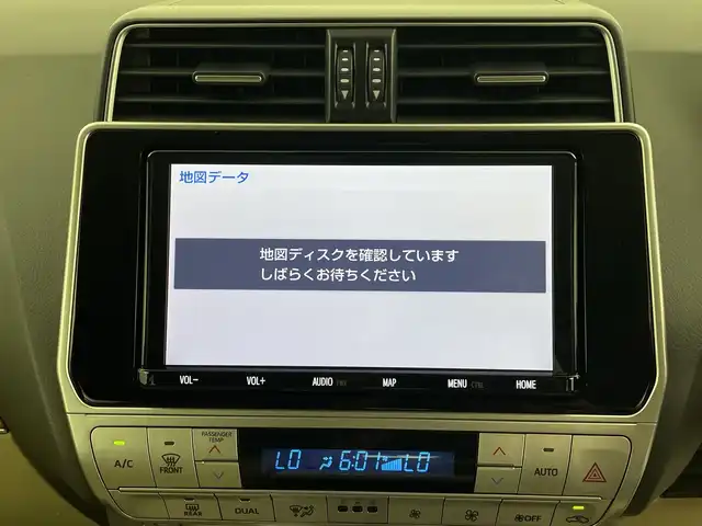 トヨタ ランドクルーザー プラド TX Lパッケージ マットブラED 鹿児島県 2023(令5)年 2万km ホワイトパールクリスタルシャイン 純正9インチナビ/（CD/DVD/BT/フルセグTV）/サンルーフ/レーダークルーズコントロール/プリクラッシュセーフティ/レーンキープアシスト/ヘッドライトウォッシャー/ベージュレザーシート/パワーシート/シートヒーター/シートベンチレーション/オートライト/オートマチックハイビーム/スマートキー/プッシュスタート