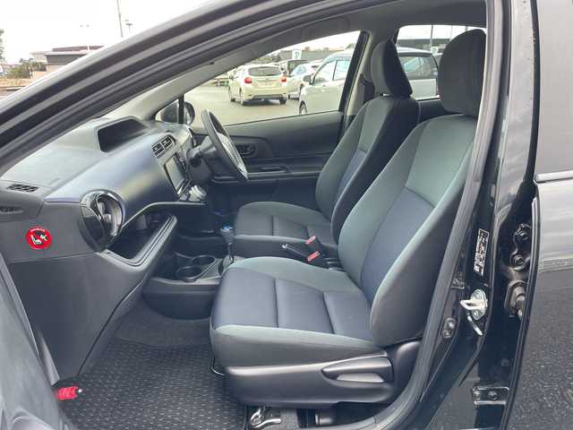 トヨタ アクア S 富山県 2015(平27)年 2.1万km ブラックマイカ 純正SDナビ/型式NSCP-W64/【ＣＤ／ＢＴ／ＡＭ／ＦＭ／ワンセグＴＶ】/ビルトインＥＴＣ　/スマートキー　/横滑り防止装置　/盗難防止装置　/アンチロックブレーキシステム　/オートライト　/フォグランプ　/純正キセノンヘッドライト　/エンジンスタートボタン　/スペアキー/オートエアコン/取扱説明書/ナビ取扱説明書