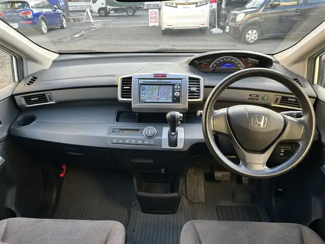 ホンダ フリード G ジャストセレクション 東京都 2012(平24)年 5.7万km プレミアムホワイトパール 純正メモリナビ（VXW-118VS）/ワンセグTV/Bluetooth/CD/DVD/FM/AM/VTR/バックカメラ/前方ドライブレコーダー/片側パワースライドドア/スペアキー/スマートキー/ウォークスルー/アイドリングストップ/電動格納ミラー/ウインカーミラー/純正フロアマット/ヘッドライトレベライザー/取扱説明書/保証書/記録簿