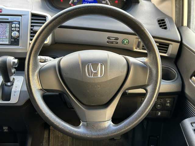 ホンダ フリード G ジャストセレクション 東京都 2012(平24)年 5.7万km プレミアムホワイトパール 純正メモリナビ（VXW-118VS）/ワンセグTV/Bluetooth/CD/DVD/FM/AM/VTR/バックカメラ/前方ドライブレコーダー/片側パワースライドドア/スペアキー/スマートキー/ウォークスルー/アイドリングストップ/電動格納ミラー/ウインカーミラー/純正フロアマット/ヘッドライトレベライザー/取扱説明書/保証書/記録簿