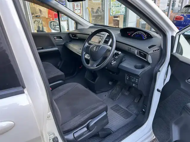 ホンダ フリード G ジャストセレクション 東京都 2012(平24)年 5.7万km プレミアムホワイトパール 純正メモリナビ（VXW-118VS）/ワンセグTV/Bluetooth/CD/DVD/FM/AM/VTR/バックカメラ/前方ドライブレコーダー/片側パワースライドドア/スペアキー/スマートキー/ウォークスルー/アイドリングストップ/電動格納ミラー/ウインカーミラー/純正フロアマット/ヘッドライトレベライザー/取扱説明書/保証書/記録簿