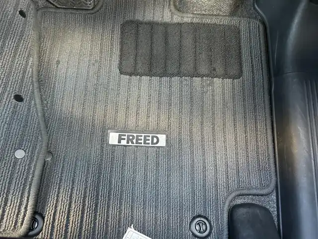 ホンダ フリード G ジャストセレクション 東京都 2012(平24)年 5.7万km プレミアムホワイトパール 純正メモリナビ（VXW-118VS）/ワンセグTV/Bluetooth/CD/DVD/FM/AM/VTR/バックカメラ/前方ドライブレコーダー/片側パワースライドドア/スペアキー/スマートキー/ウォークスルー/アイドリングストップ/電動格納ミラー/ウインカーミラー/純正フロアマット/ヘッドライトレベライザー/取扱説明書/保証書/記録簿