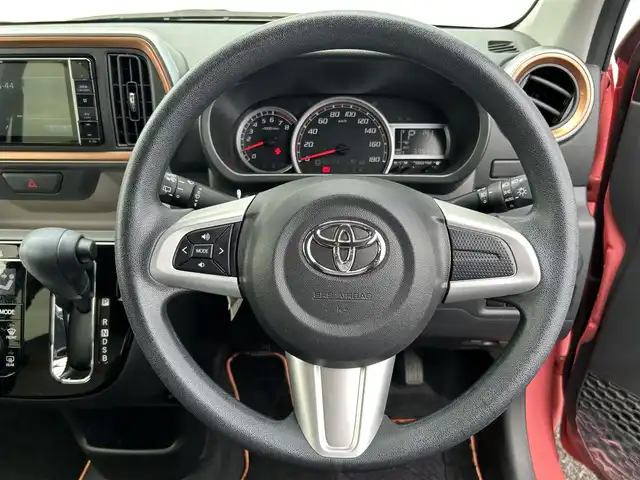 トヨタ パッソ モーダ　チャーム 熊本県 2021(令3)年 3.4万km ピンク XG7（ジューシーピンクメタリック）　特別設定色/ワンオーナー/社外ナビ/・AM/FM/CD/DVD/USB/HDMI/AUX/iPod/BT/・フルセグTV/全周囲カメラ/・バック/サイド/フロント/スマートアシスト3/・衝突回避支援ブレーキ機能（対車両・対歩行者）/・衝突警報機能（対車両・対歩行者）/・車線逸脱警報機能/・誤発進抑制制御機能（前方・後方）/・先行車発進お知らせ機能/・オートマチックハイビーム/・前後コーナーセンサー/アイドリングストップ/ビルトインETC/前後ドライブレコーダー/ハーフレザーシート/・D席シートヒーター/ステアリングリモコン/オートライト/・フォグランプ/・LEDライト/電動格納ミラー/・ウィンカーミラー/純正ドアバイザー/純正フロアマット/スマートキー/・スペアキー