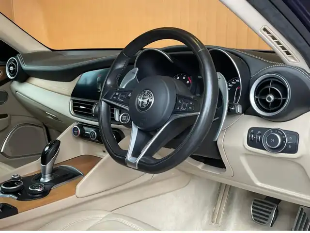 アルファロメオ ジュリア スーパー 愛知県 2018(平30)年 5.6万km ブルーモンテカルロ ベージュ革シート /シートヒーター /パワーシート /AppleCarPlay /バックカメラ/harman/kardon /ACC /レーンキープ /ブラインドスポット/パドルシフト /プッシュスタート /ETC /オートライト /純正18アルミホイール/スマートキー