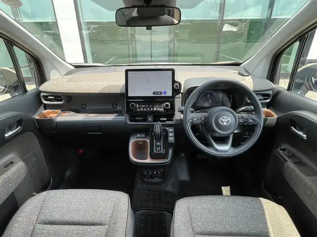 トヨタ シエンタ ハイブリッド Z 和歌山県 2024(令6)年 0.2万km ベージュ MC後モデル/10インチメーカーデイスプレーオーディオナビ/パノラミックビューカメラ/革巻きステアリング/ステアリングスイッチ/ステアリングヒーター/シートヒーター/両側パワースライドドア/LEDヘッドライト/ETC/フロアマット/100Ｖ