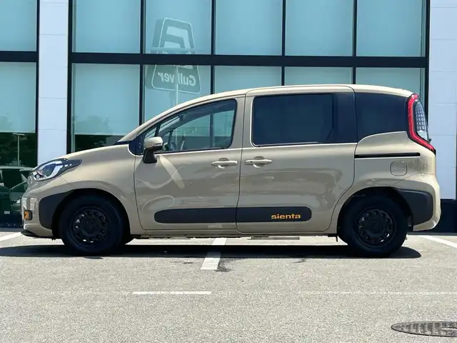 トヨタ シエンタ ハイブリッド Z 和歌山県 2024(令6)年 0.2万km ベージュ MC後モデル/10インチメーカーデイスプレーオーディオナビ/パノラミックビューカメラ/革巻きステアリング/ステアリングスイッチ/ステアリングヒーター/シートヒーター/両側パワースライドドア/LEDヘッドライト/ETC/フロアマット/100Ｖ