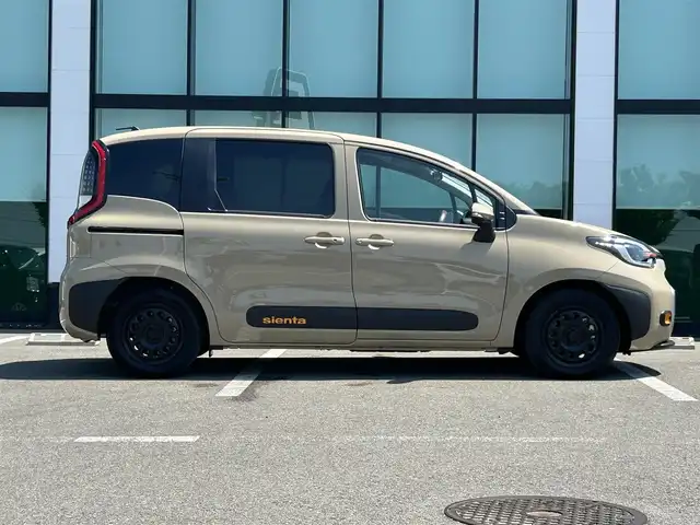 トヨタ シエンタ ハイブリッド Z 和歌山県 2024(令6)年 0.2万km ベージュ MC後モデル/10インチメーカーデイスプレーオーディオナビ/パノラミックビューカメラ/革巻きステアリング/ステアリングスイッチ/ステアリングヒーター/シートヒーター/両側パワースライドドア/LEDヘッドライト/ETC/フロアマット/100Ｖ