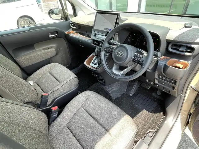 トヨタ シエンタ ハイブリッド Z 和歌山県 2024(令6)年 0.2万km ベージュ MC後モデル/10インチメーカーデイスプレーオーディオナビ/パノラミックビューカメラ/革巻きステアリング/ステアリングスイッチ/ステアリングヒーター/シートヒーター/両側パワースライドドア/LEDヘッドライト/ETC/フロアマット/100Ｖ