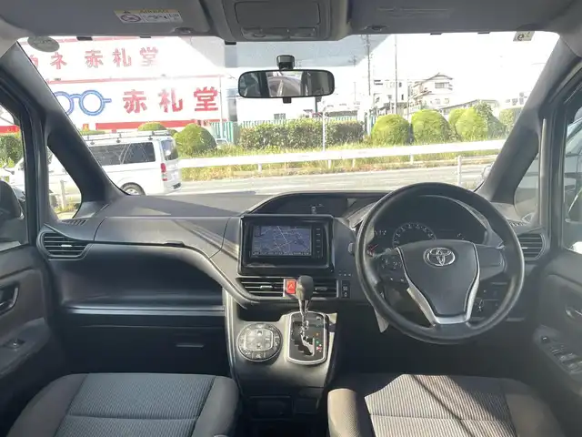 トヨタ ヴォクシー X 愛知県 2014(平26)年 8.9万km ブラック (株)IDOMが運営する【じしゃロン豊川店】の自社ローン専用車両になりますこちらは現金またはオートローンご利用時の価格です。自社ローンご希望の方は別途その旨お申付け下さい/純正SDナビ【NSZT-W64】/フルセグテレビ/バックモニター/Bluetooth/ビルトインETC/アイドリングストップ/片側パワースライドドア/LEDライト/取扱説明書（車両・ナビ）