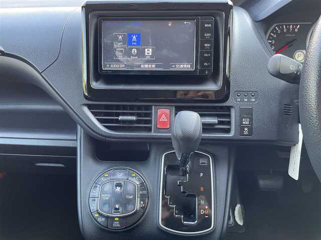 トヨタ ヴォクシー X 愛知県 2014(平26)年 8.9万km ブラック (株)IDOMが運営する【じしゃロン豊川店】の自社ローン専用車両になりますこちらは現金またはオートローンご利用時の価格です。自社ローンご希望の方は別途その旨お申付け下さい/純正SDナビ【NSZT-W64】/フルセグテレビ/バックモニター/Bluetooth/ビルトインETC/アイドリングストップ/片側パワースライドドア/LEDライト/取扱説明書（車両・ナビ）