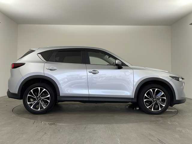 マツダ ＣＸ－５ XD プロアクティブ 兵庫県 2022(令4)年 2.5万km ソニックシルバーM ・純正ナビ/TV/Bluetooth/USB/スマートフォン連携/・全方位カメラ/・i-ACTIVSENSE（アイアクティブセンス）/・TCS（トラクションコントロールシステム）/・SBS（スマートブレーキサポート）/・SCBS（スマートシティブレーキサポート）/・HUD（ヘッドアップディスプレイ）/・BSM（ブラインドスポットモニター）/・i-stop/・ドライバーアテンションアラート/・レーダークルーズコントロール/・レーンキープアシストシステム/・コーナーセンサー/・パワーバックドア/・パワーシート（運転席）/・前席シートヒーター/・ステアリングヒーター/・パドルシフト/・純正19インチアルミホイール/・アダプティブLEDヘッドライト/・LEDライト/・ETC/・スマートキー