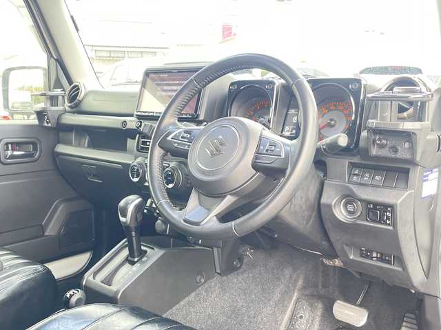 スズキ ジムニー シエラ JC 山口県 2022(令4)年 5.9万km ピュアホワイトP 9型アルパインナビ　/AM/FM/CD/DVD/フルセグTV/Bluetooth/バックカメラ　/社外アルミホイール　/給油口蓋カスタム　/セーフティーサポート　/オートクルーズコントロール　/前席シートヒーター　/レザーシートカバー　/ダウンヒルアシストコントロール　/LEDヘッドライト/オートライト、オートマチックハイビーム/純正フロアマット/スマートキー×２/ETC