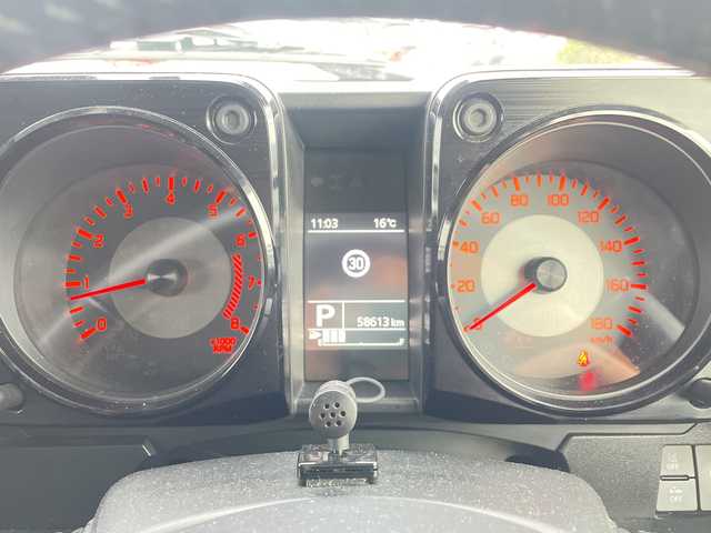 スズキ ジムニー シエラ JC 山口県 2022(令4)年 5.9万km ピュアホワイトP 9型アルパインナビ　/AM/FM/CD/DVD/フルセグTV/Bluetooth/バックカメラ　/社外アルミホイール　/給油口蓋カスタム　/セーフティーサポート　/オートクルーズコントロール　/前席シートヒーター　/レザーシートカバー　/ダウンヒルアシストコントロール　/LEDヘッドライト/オートライト、オートマチックハイビーム/純正フロアマット/スマートキー×２/ETC