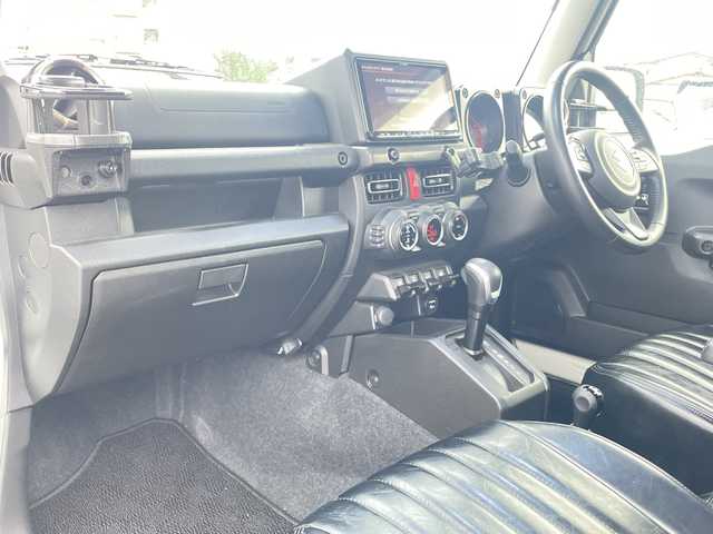 スズキ ジムニー シエラ JC 山口県 2022(令4)年 5.9万km ピュアホワイトP 9型アルパインナビ　/AM/FM/CD/DVD/フルセグTV/Bluetooth/バックカメラ　/社外アルミホイール　/給油口蓋カスタム　/セーフティーサポート　/オートクルーズコントロール　/前席シートヒーター　/レザーシートカバー　/ダウンヒルアシストコントロール　/LEDヘッドライト/オートライト、オートマチックハイビーム/純正フロアマット/スマートキー×２/ETC